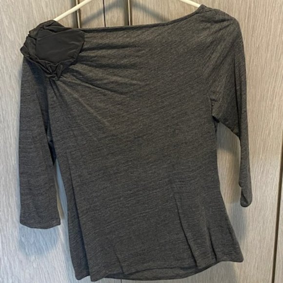 Deletta for Anthropologie Grey Top with Bow Shoulder Size M - Picture 3 of 3
